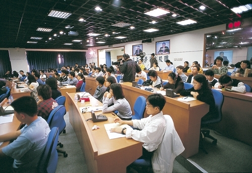 本校開放數位學習碩士在職專班及大學部遠距教學課程給目前非自願性失業或暫休無薪假者免費隨班附讀，讓他們充實專業知能，在人生改變中尋找轉機，重新啟航。