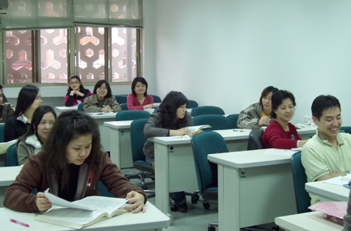 本校開放數位學習碩士在職專班及大學部遠距教學課程給目前非自願性失業或暫休無薪假者免費隨班附讀，讓他們充實專業知能，在人生改變中尋找轉機，重新啟航。
