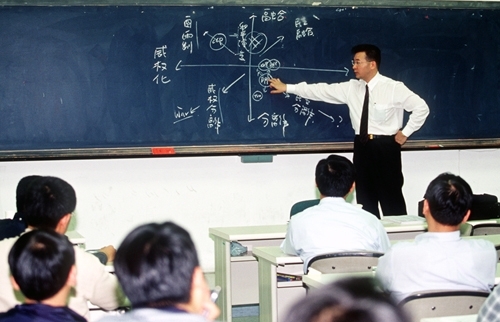 本校開放數位學習碩士在職專班及大學部遠距教學課程給目前非自願性失業或暫休無薪假者免費隨班附讀，讓他們充實專業知能，在人生改變中尋找轉機，重新啟航。