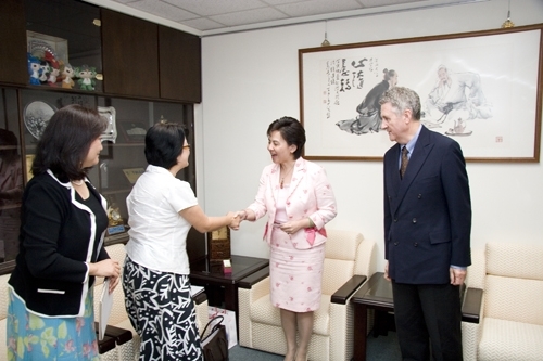 海外留學基金會（Study Abroad Foundation）董事長Prof. John Belcher會見張校長家宜，共同研討本校招收國外學生及學生出國研習管道之合作模式。