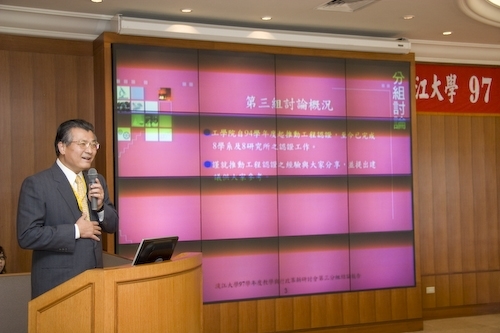 「97學年度教學與行政革新研討會」在淡水校園覺生國際會議廳舉行，創辦人與校長共同主持開幕式。校長勉勵全體同仁能以「活力、速度、同心協力」，「求勝、執行、團隊精神」來「重新出發、重返榮耀」。