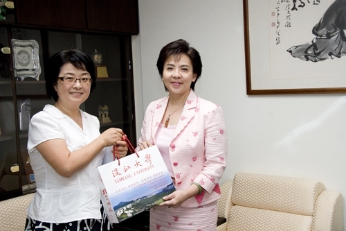 海外留學基金會（Study Abroad Foundation）董事長Prof. John Belcher會見張校長家宜，共同研討本校招收國外學生及學生出國研習管道之合作模式。
