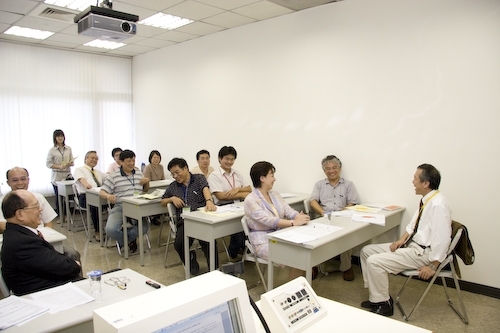 「97學年度教學與行政革新研討會」在淡水校園覺生國際會議廳舉行，創辦人與校長共同主持開幕式。校長勉勵全體同仁能以「活力、速度、同心協力」，「求勝、執行、團隊精神」來「重新出發、重返榮耀」。