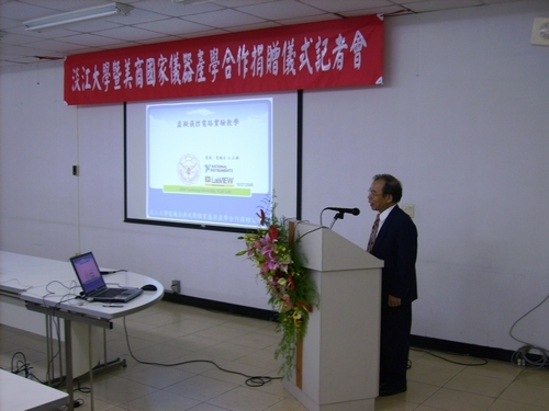 本校暨美商國家儀器公司產學合作捐贈儀式於27日下午在工學大樓E680舉行，美商國家儀器公司捐贈電機系30台桌上型電腦。美商國家儀器公司總經理孫基康、學術副校長陳幹男、工學院院長虞國興、電機系系主任翁慶昌等與會，並由陳幹男代表接受。