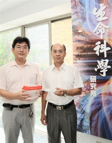 本校生命科學研究所所長王三郎及副教授陳曜鴻研究獨步全球，分別發現產生納豆激酶的全新菌種--假單胞菌TKU015及基因突變的斑馬魚，可望應用於保健食品、化妝品及美容醫療上。