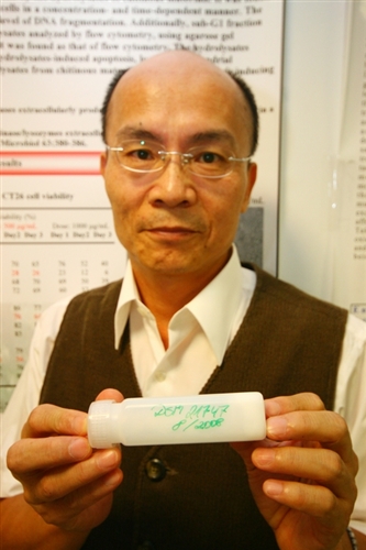 本校生命科學研究所所長王三郎及副教授陳曜鴻研究獨步全球，分別發現產生納豆激酶的全新菌種--假單胞菌TKU015及基因突變的斑馬魚，可望應用於保健食品、化妝品及美容醫療上。