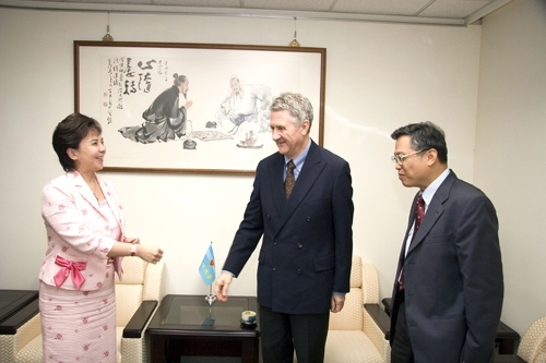 海外留學基金會（Study Abroad Foundation）董事長Prof. John Belcher會見張校長家宜，共同研討本校招收國外學生及學生出國研習管道之合作模式。
