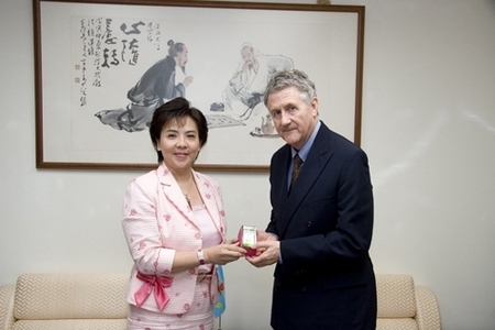 海外留學基金會（Study Abroad Foundation）董事長Prof. John Belcher會見張校長家宜，共同研討本校招收國外學生及學生出國研習管道之合作模式。