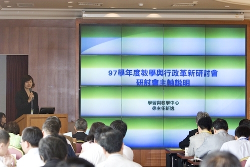 「97學年度教學與行政革新研討會」在淡水校園覺生國際會議廳舉行，創辦人與校長共同主持開幕式。校長勉勵全體同仁能以「活力、速度、同心協力」，「求勝、執行、團隊精神」來「重新出發、重返榮耀」。