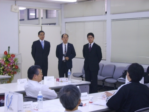 本校暨美商國家儀器公司產學合作捐贈儀式於27日下午在工學大樓E680舉行，美商國家儀器公司捐贈電機系30台桌上型電腦。美商國家儀器公司總經理孫基康、學術副校長陳幹男、工學院院長虞國興、電機系系主任翁慶昌等與會，並由陳幹男代表接受。