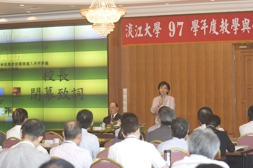 「97學年度教學與行政革新研討會」在淡水校園覺生國際會議廳舉行，創辦人與校長共同主持開幕式。校長勉勵全體同仁能以「活力、速度、同心協力」，「求勝、執行、團隊精神」來「重新出發、重返榮耀」。