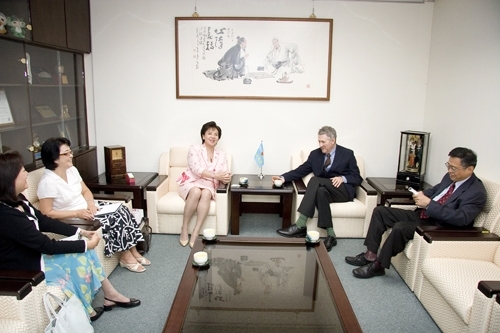 海外留學基金會（Study Abroad Foundation）董事長Prof. John Belcher會見張校長家宜，共同研討本校招收國外學生及學生出國研習管道之合作模式。
