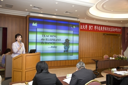 「97學年度教學與行政革新研討會」在淡水校園覺生國際會議廳舉行，創辦人與校長共同主持開幕式。校長勉勵全體同仁能以「活力、速度、同心協力」，「求勝、執行、團隊精神」來「重新出發、重返榮耀」。