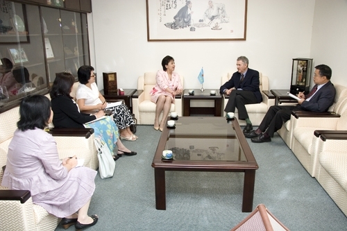 海外留學基金會（Study Abroad Foundation）董事長Prof. John Belcher會見張校長家宜，共同研討本校招收國外學生及學生出國研習管道之合作模式。