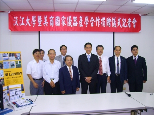本校暨美商國家儀器公司產學合作捐贈儀式於27日下午在工學大樓E680舉行，美商國家儀器公司捐贈電機系30台桌上型電腦。美商國家儀器公司總經理孫基康、學術副校長陳幹男、工學院院長虞國興、電機系系主任翁慶昌等與會，並由陳幹男代表接受。