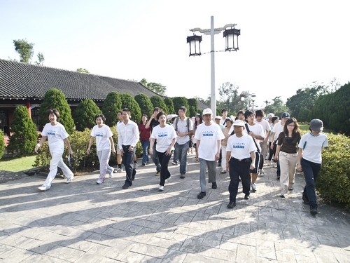 本校舉辦「輕鬆健走 樂活校園」活動，淡水校園由張家宜校長、超級馬拉松好手林義傑先生，蘭陽校園由林志鴻主任，帶領全體教職員工生健走，以落實一人一運動，豐富健康的生活品質。
