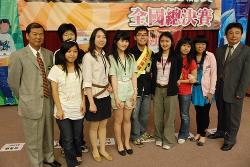 本校企業管理學系張凱鈞同學參加「2008 MOS世界盃電腦應用技能競賽」，在全國總決賽57位最優秀的選手中脫穎而出，勇奪大專校院組電子試算類第1名，將代表台灣參加世界盃大賽。