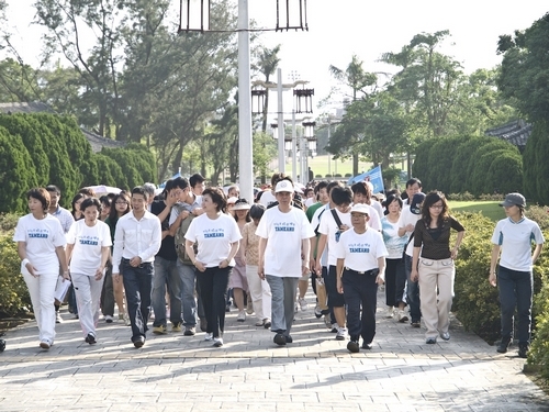 本校舉辦「輕鬆健走 樂活校園」活動，淡水校園由張家宜校長、超級馬拉松好手林義傑先生，蘭陽校園由林志鴻主任，帶領全體教職員工生健走，以落實一人一運動，豐富健康的生活品質。