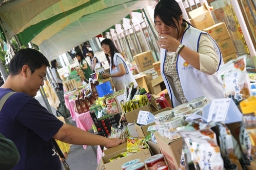 2008北區大學校際聯合愛心勸募義賣活動於本週在海報街展開，義賣所得全數捐予罕見疾病基金會等社會福利慈善機構，全校教職員工生熱烈響應「為善之事，做就對了」。