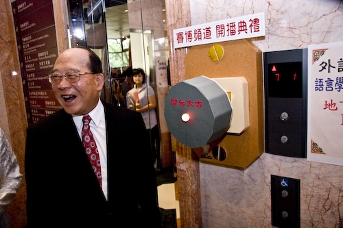 本校配合教學卓越計畫，精心打造「情境式語言練習教室」、「語言聯誼專區」，由創辦人、校長、副校長等共同主持啟用式，為本校師生的「強化教學」與「深化學習」注入了數位化、網路化與人性化的語言學習環境。