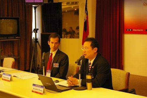 美國研究所與美國在台協會(AIT)所屬美國文化中心合辦「美國總統大選模擬辯論會」、「美國研究座談會」，探討兩國間選舉之影響，擴展師生研究與學習領域。