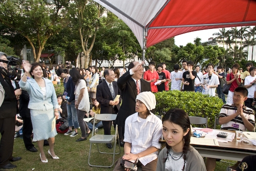 本校配合教學卓越計畫，精心打造「情境式語言練習教室」、「語言聯誼專區」，由創辦人、校長、副校長等共同主持啟用式，為本校師生的「強化教學」與「深化學習」注入了數位化、網路化與人性化的語言學習環境。