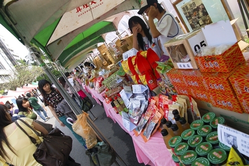 2008北區大學校際聯合愛心勸募義賣活動於本週在海報街展開，義賣所得全數捐予罕見疾病基金會等社會福利慈善機構，全校教職員工生熱烈響應「為善之事，做就對了」。