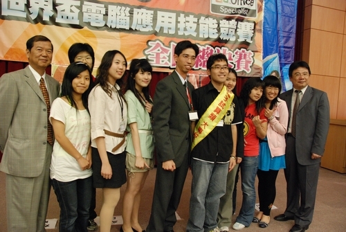 本校企業管理學系張凱鈞同學參加「2008 MOS世界盃電腦應用技能競賽」，在全國總決賽57位最優秀的選手中脫穎而出，勇奪大專校院組電子試算類第1名，將代表台灣參加世界盃大賽。