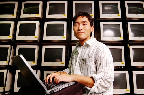 本校企業管理學系張凱鈞同學參加「2008 MOS世界盃電腦應用技能競賽」，在全國總決賽57位最優秀的選手中脫穎而出，勇奪大專校院組電子試算類第1名，將代表台灣參加世界盃大賽。