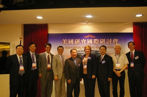 美國研究所與美國在台協會(AIT)所屬美國文化中心合辦「美國總統大選模擬辯論會」、「美國研究座談會」，探討兩國間選舉之影響，擴展師生研究與學習領域。