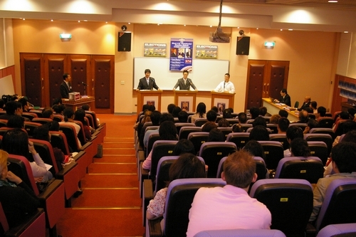 美國研究所與美國在台協會(AIT)所屬美國文化中心合辦「美國總統大選模擬辯論會」、「美國研究座談會」，探討兩國間選舉之影響，擴展師生研究與學習領域。