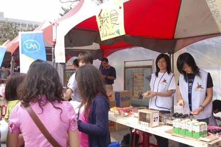 2008北區大學校際聯合愛心勸募義賣活動於本週在海報街展開，義賣所得全數捐予罕見疾病基金會等社會福利慈善機構，全校教職員工生熱烈響應「為善之事，做就對了」。