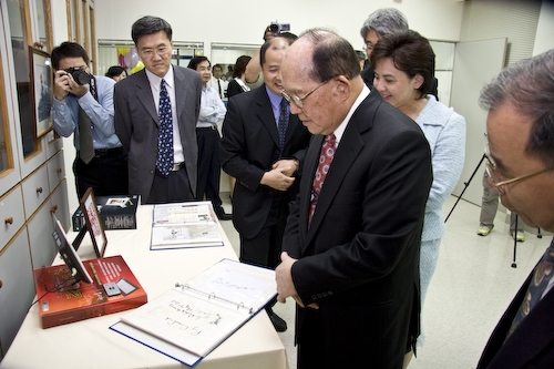 本校配合教學卓越計畫，精心打造「情境式語言練習教室」、「語言聯誼專區」，由創辦人、校長、副校長等共同主持啟用式，為本校師生的「強化教學」與「深化學習」注入了數位化、網路化與人性化的語言學習環境。
