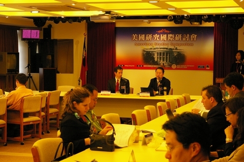 美國研究所與美國在台協會(AIT)所屬美國文化中心合辦「美國總統大選模擬辯論會」、「美國研究座談會」，探討兩國間選舉之影響，擴展師生研究與學習領域。