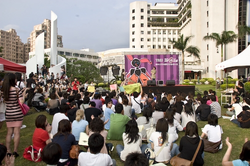 本校配合教學卓越計畫，精心打造「情境式語言練習教室」、「語言聯誼專區」，由創辦人、校長、副校長等共同主持啟用式，為本校師生的「強化教學」與「深化學習」注入了數位化、網路化與人性化的語言學習環境。