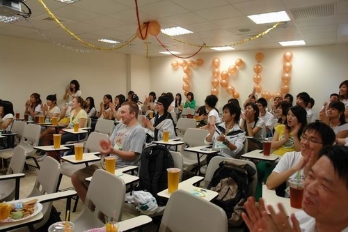 本校姊妹校美國Winona State University(WSU)師生一行16人，蒞校進行為期2個星期的海外研習之旅，與本校國際貿易學系師生交流學習並參訪本國相關企業。