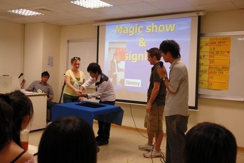 本校姊妹校美國Winona State University(WSU)師生一行16人，蒞校進行為期2個星期的海外研習之旅，與本校國際貿易學系師生交流學習並參訪本國相關企業。