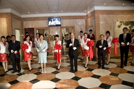 本校配合教學卓越計畫，精心打造「情境式語言練習教室」、「語言聯誼專區」，由創辦人、校長、副校長等共同主持啟用式，為本校師生的「強化教學」與「深化學習」注入了數位化、網路化與人性化的語言學習環境。