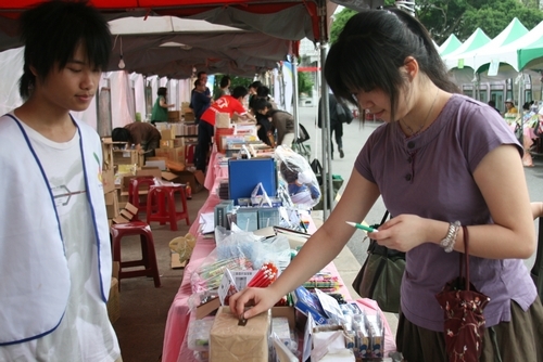 2008北區大學校際聯合愛心勸募義賣活動於本週在海報街展開，義賣所得全數捐予罕見疾病基金會等社會福利慈善機構，全校教職員工生熱烈響應「為善之事，做就對了」。