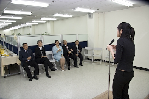 本校配合教學卓越計畫，精心打造「情境式語言練習教室」、「語言聯誼專區」，由創辦人、校長、副校長等共同主持啟用式，為本校師生的「強化教學」與「深化學習」注入了數位化、網路化與人性化的語言學習環境。