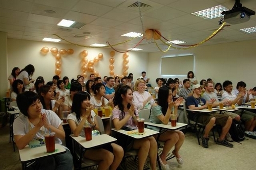 本校姊妹校美國Winona State University(WSU)師生一行16人，蒞校進行為期2個星期的海外研習之旅，與本校國際貿易學系師生交流學習並參訪本國相關企業。