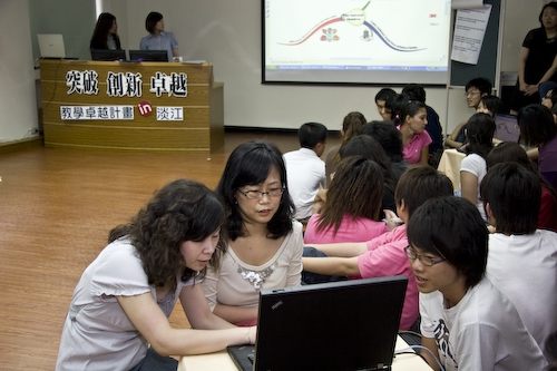 本校配合教學卓越計畫，精心打造「情境式語言練習教室」、「語言聯誼專區」，由創辦人、校長、副校長等共同主持啟用式，為本校師生的「強化教學」與「深化學習」注入了數位化、網路化與人性化的語言學習環境。