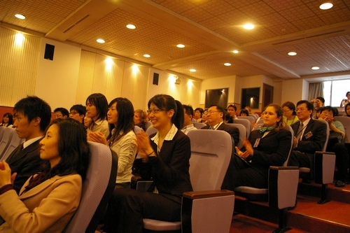 美國研究所與美國在台協會(AIT)所屬美國文化中心合辦「美國總統大選模擬辯論會」、「美國研究座談會」，探討兩國間選舉之影響，擴展師生研究與學習領域。