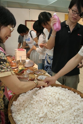 中文系為慶祝50週年系慶，於商館展示廳舉行師生書畫藝文展、學術成果展，以及「搖紙鋪景慶中文」活動。