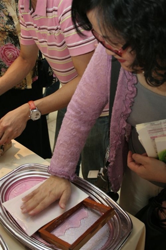 中文系為慶祝50週年系慶，於商館展示廳舉行師生書畫藝文展、學術成果展，以及「搖紙鋪景慶中文」活動。