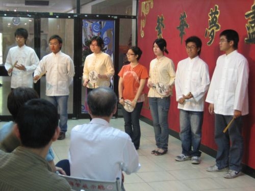 以「繁華夢盡‧再現紅樓」為主題的第26屆文學院週，本週在商館展示廳展出，2位副校長等主管蒞臨剪彩。