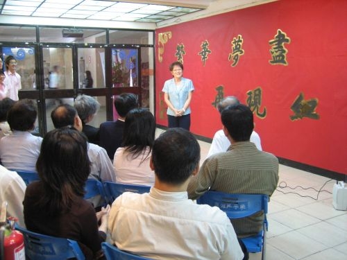 以「繁華夢盡‧再現紅樓」為主題的第26屆文學院週，本週在商館展示廳展出，2位副校長等主管蒞臨剪彩。