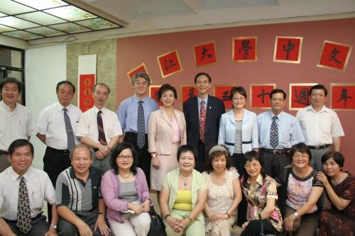 中文系為慶祝50週年系慶，於商館展示廳舉行師生書畫藝文展、學術成果展，以及「搖紙鋪景慶中文」活動。