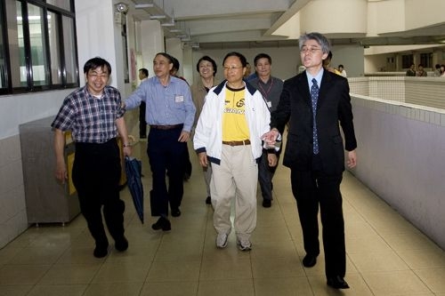 教育部杜正勝部長親自視察設於本校的「96學年度身心障礙學生升學大專校院甄試」北區考場，本校高柏園副校長等主管陪同視察。