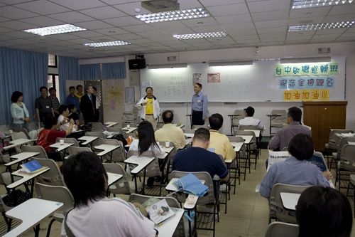 教育部杜正勝部長親自視察設於本校的「96學年度身心障礙學生升學大專校院甄試」北區考場，本校高柏園副校長等主管陪同視察。
